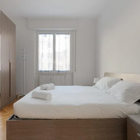 Guesthost - Certosa Cozy Flat With Balcony Apartment